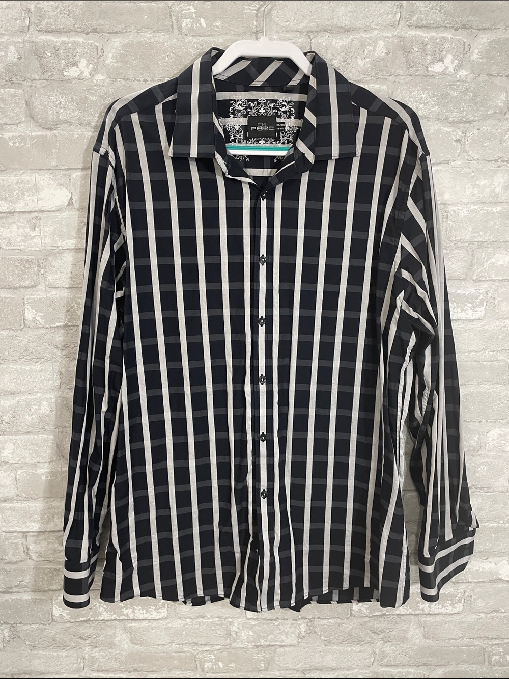 Parc 81 Men's Black & White Vertical Stripe Button-Down Shirt